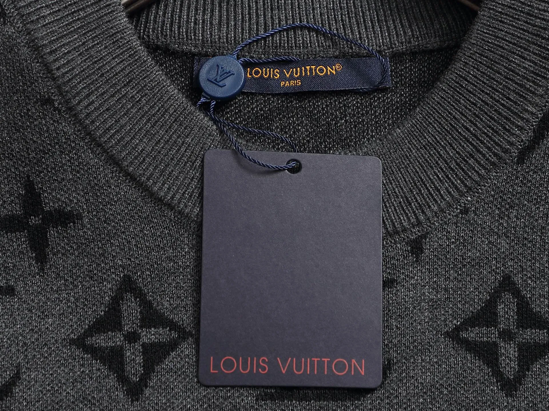 🅿️220 Louis Vuitton/Louis Vuitton Sweater jacquard towel embroidery The large logo is exquisitely upgraded, inspired by the retro embroidery of the 1980s. The original fabric is the same as the official short-sleeved T-shirt. The fabric is dyed in the same vat. It feels very comfortable. The latest brick cabinet synchronization for spring and summer. Fashionable and personalized. Super versatile and good-looking. It is very suitable for both men and women. A must-have for everyone. Hang tag. Collar label. Washed wheat. Complete with three labels. Color: Black Size: S M L XL